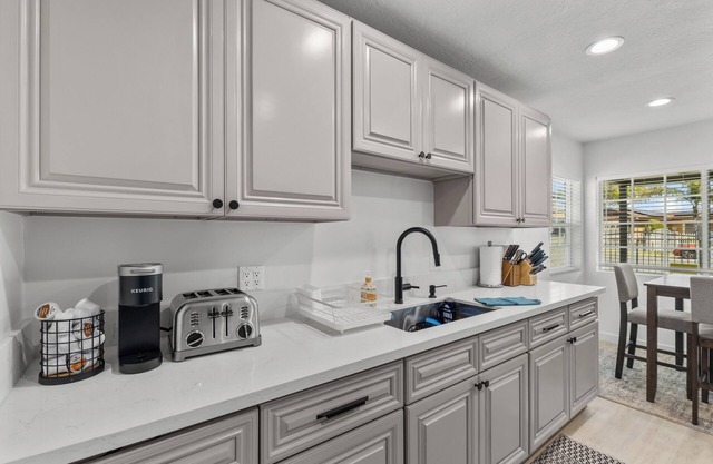 Clean Cozy 3 bdrm house Fully Reno w Premium bedding Comfortable Furn near DTLA