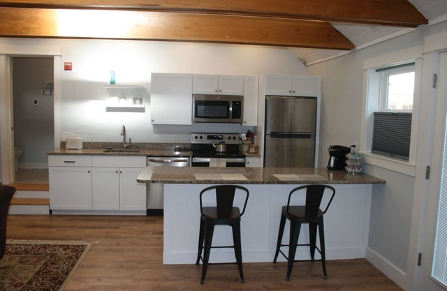 Clean, cozy apartment, 5-minute walk to downtown Freeport.