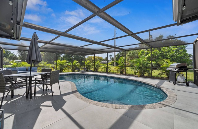 CLEAN! Heated Pool! Close Beaches! Pet OK! CLEAN!