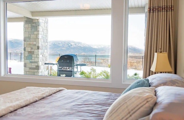 Clean Home with Breathtaking Lakeview in Kelowna