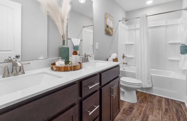 Clean Jungle-Themed w/ King Bed, 30 mins to Nashville, Safe