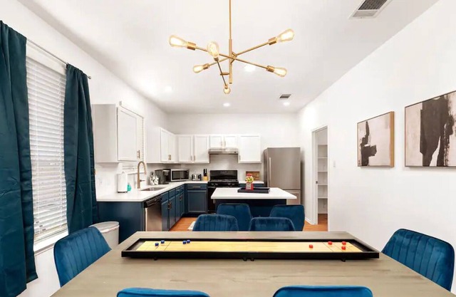 Clean, modern and blissful. Game room! Sleeps 14!