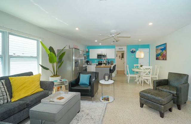 Clean & Modern, Close to Beach, Restaurants, Downtown SRQ!