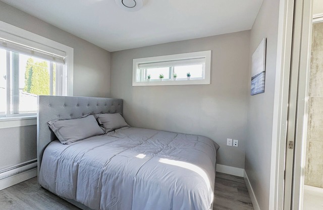 Clean Modern Comforts in Vancouver - 5 mins walk to rapid transit