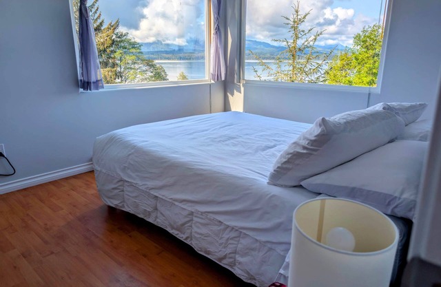 Cliff Haven on the Bay, Panoramic Ocean & Mountain views, 1 bdrm, 2 beds Cottage