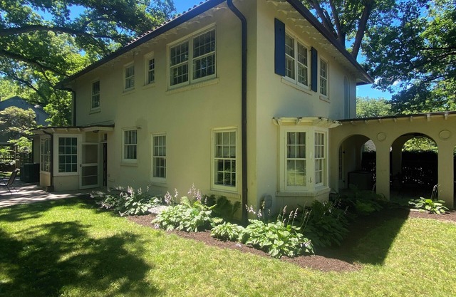 Close to all downtown attractions, a spacious retreat!