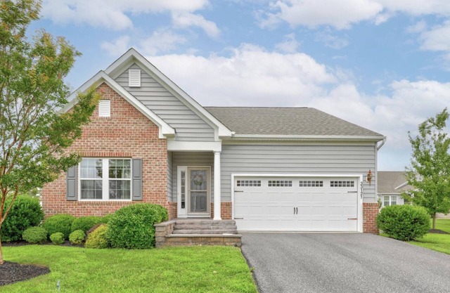 Close to all Rehoboth/Lewes attractions w/community pool & parking!