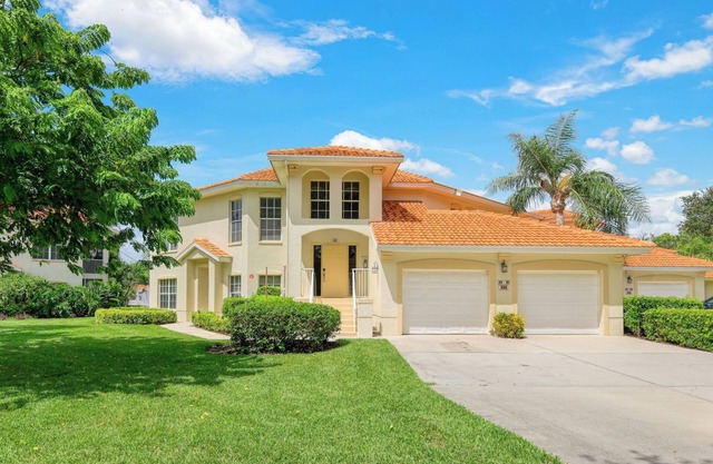 CLOSE TO BEACH AND SHOPPING in NAPLES!