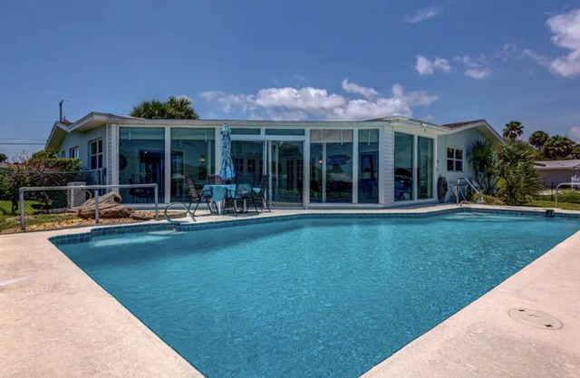 Close To Beach Pet Friendly Waterfront Pool Home