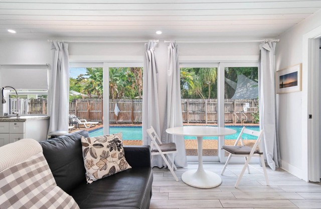 Close to beach, downtown, airport. Entire Apt.