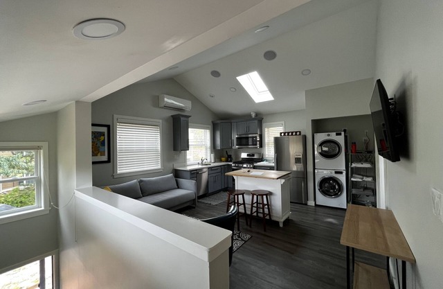 Close to Children's hospital, parks, trails and UW, 1 bed/1 bath