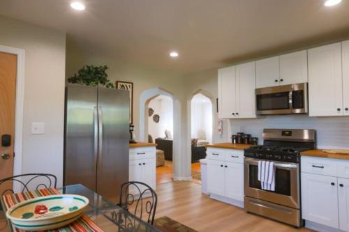 Close to City * Charming Central XL Cape Cod * Airport