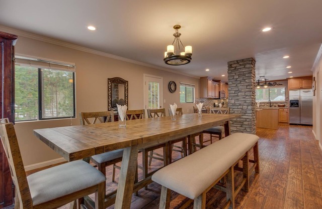 Close to down town, BBQ, Hot Tub, 4 bedroom Tahoe home (SL145)