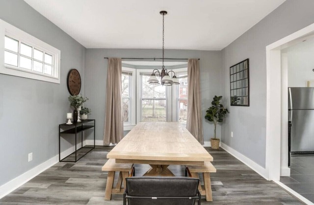 Close to Downtown and Midtown - Sleeps 12