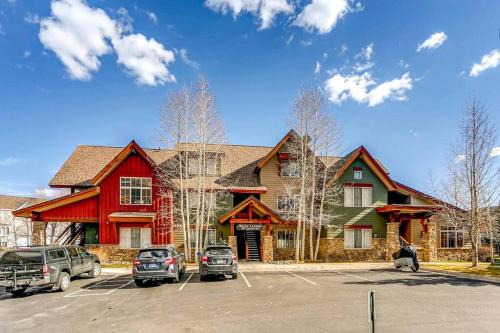 Close to resorts, lake, shops & food! Hot tub!