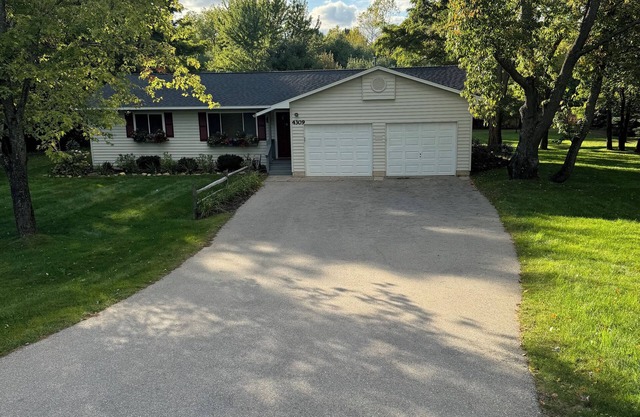 Close to Sand Dunes, wineries, T.C. 3 minutes from Taylor Park on Long Lake.