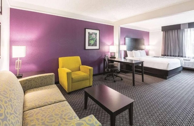 Close to The Alamo and Wax Museum! 4 Spacious Units, FREE Parking, Pool!