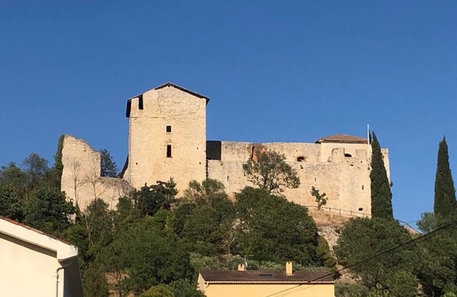 CLOSE TO THE CASTLE, CLEAR VIEW. APARTMENT WITH BALCONY, SPACIOUS, QUIET.
