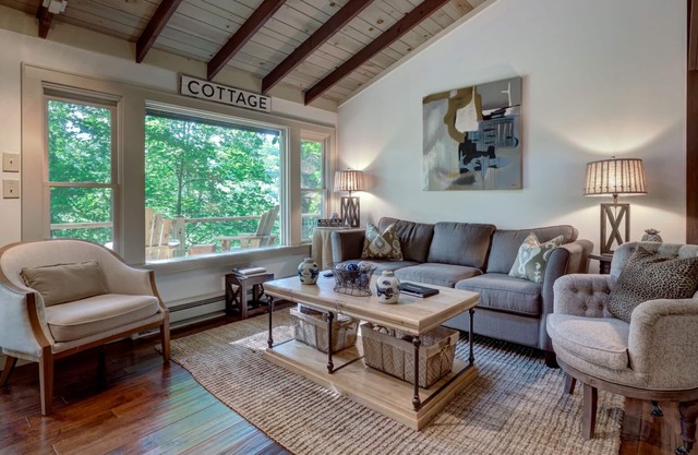 Close to town,Covered deck, Two king masters, Great firepit, Modern & Clean