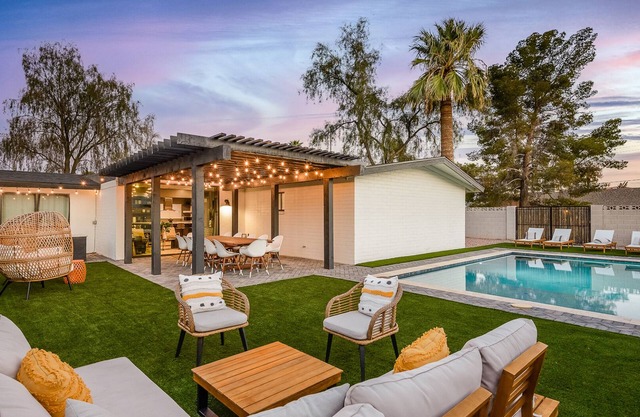 Closest Walk to Old Town, Entertainment District