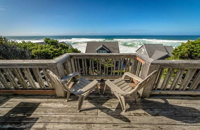 Cloud Nine - A Charming Ocean View Home with Hot Tub & Fire Pit in Belle Beach!