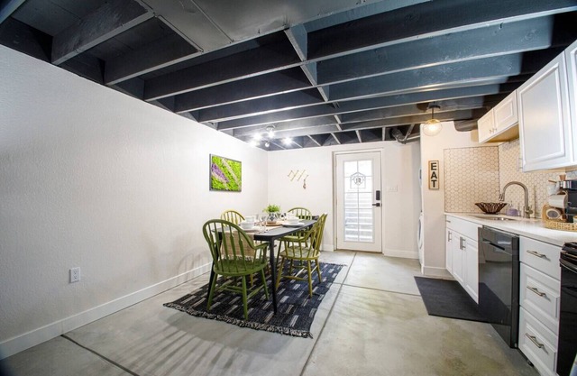 Cloud Nine | Upscale Modern Apartment Huge Yard Pet Friendly!