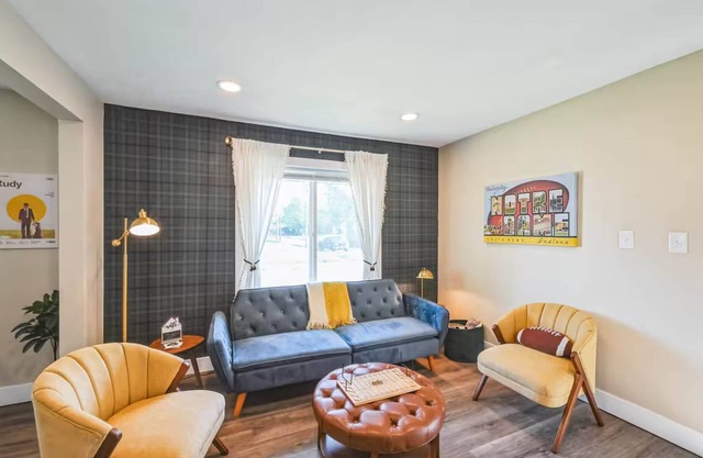 Clover Cottage Walk to Notre Dame, Game Room, Enclosed Porch, 3 queen beds