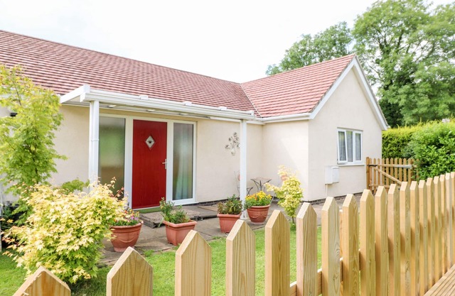 CLOVERMEAD COTTAGE, pet friendly, with a garden in Findern