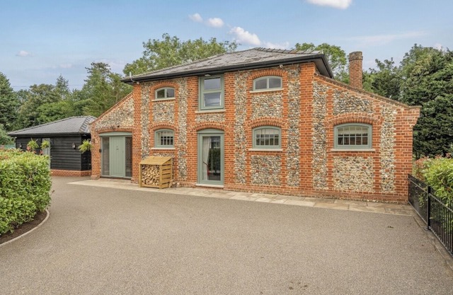 Coach House with Hot Tub in Idyllic Bury St Edmunds