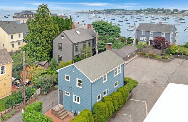 Coastal 2-bedroom house in beautiful Marblehead with AC, WiFi