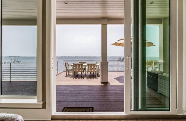 Coastal Bliss: Private Beach & Stunning Views