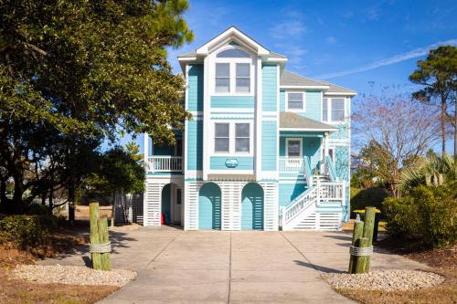 Coastal Charm with Pool Hot Tub & Resort Amenities