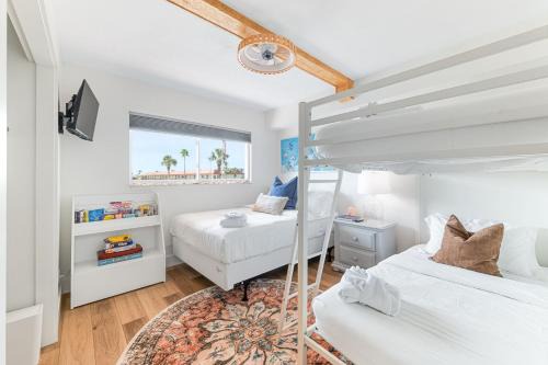 Coastal Condo - Walk to Beach Pool Pickleball and Boat Ramp