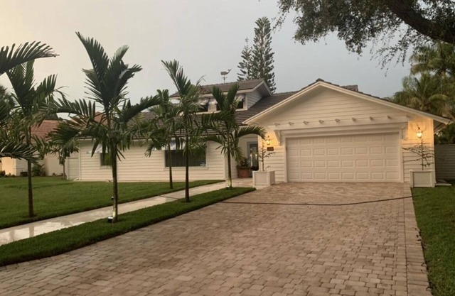 Coastal Contemporary in “The Landings” tennis community ~ Siesta Key.