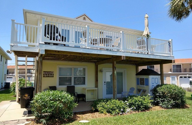 Coastal Cottage with community pool, free parking and boardwalk to beach- SCV 12