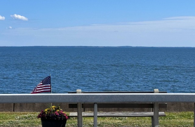 Coastal Cottage !3 bedroom, 2 bath home with deck and walk to the beachn