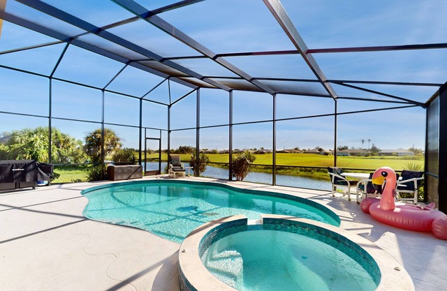 Coastal home on golf course w/water view, private pool & spa, AC, W/D, Wifi