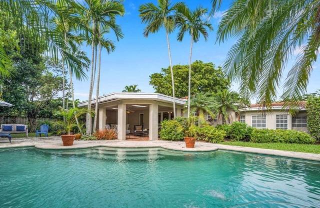 Coastal Paradise with pool– Walk to the Beach!