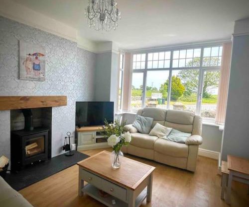 Coastal walks, Log burner & Hot tub