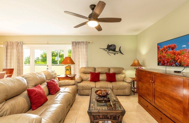 *COASTLINE COMFORT @ COCONUT MALLORY* Condo + LAST KEY SERVICES…