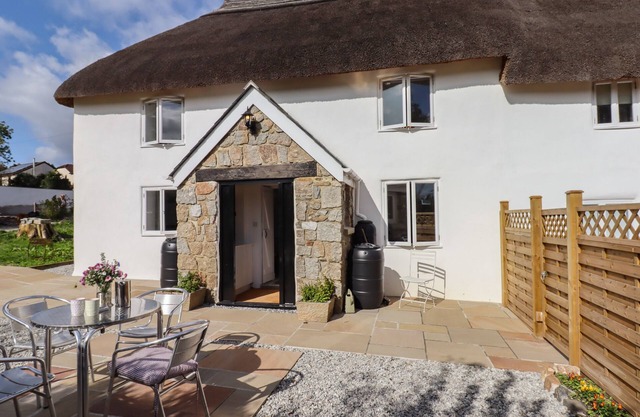 COB COTTAGE, pet friendly, character holiday cottage in Bovey Tracey