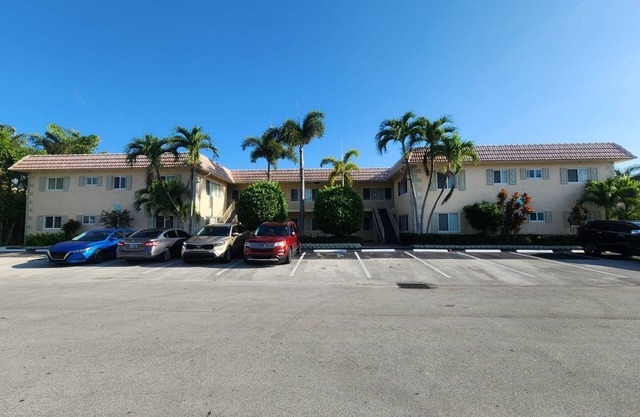 Coco Palms Apartments By Lowkl
