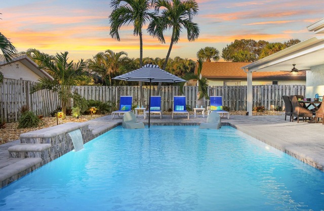 Cocoa Beach Bliss-Pool-Game room-Walk to Beach