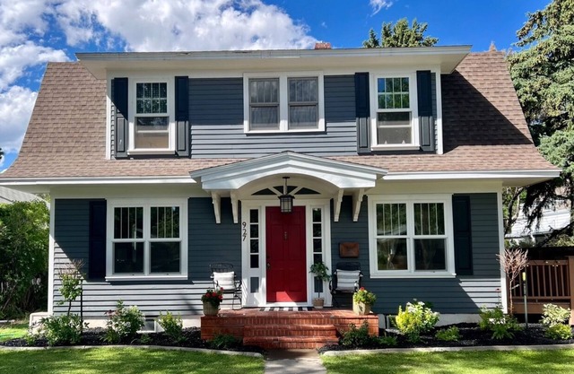 Cody's Downtown Den - DOWNTOWN - New listing & Pets Welcomed!