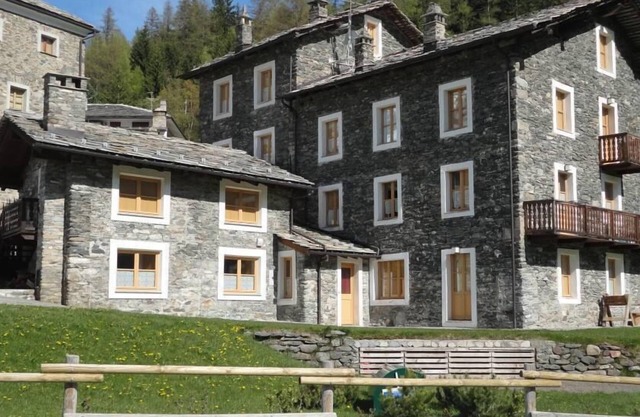 CognePrestigious apartment opposite the meadows of St. Orso