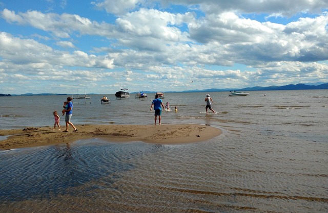 Colchester Vermont 3 BR Lake Champlain cottage, shallow sandy beach. Sleeps 6