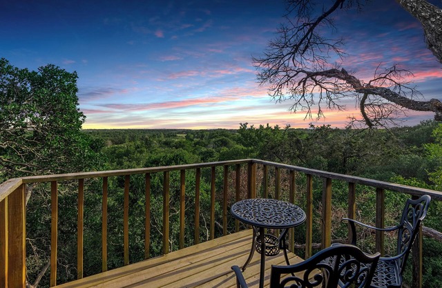 Cole Springs Historic Buda Cottage: Tower, Hill Country, 14.6 Acres!