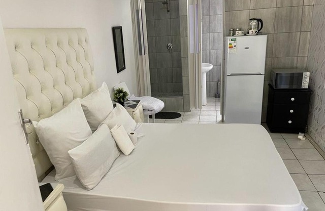 Colins Accommodation - DAYREST from R120 OVERNIGHT from R300