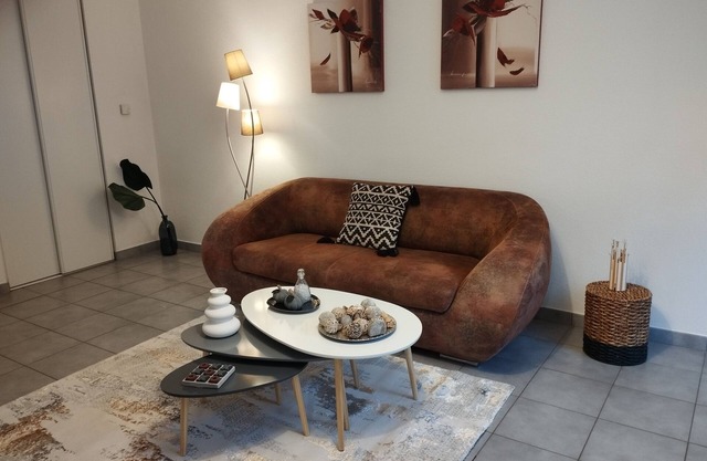 Colmar garden level with closed garage.