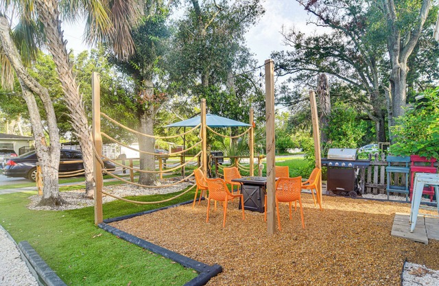 Colorful St Petersburg Gem w/Patio, Near Beaches!